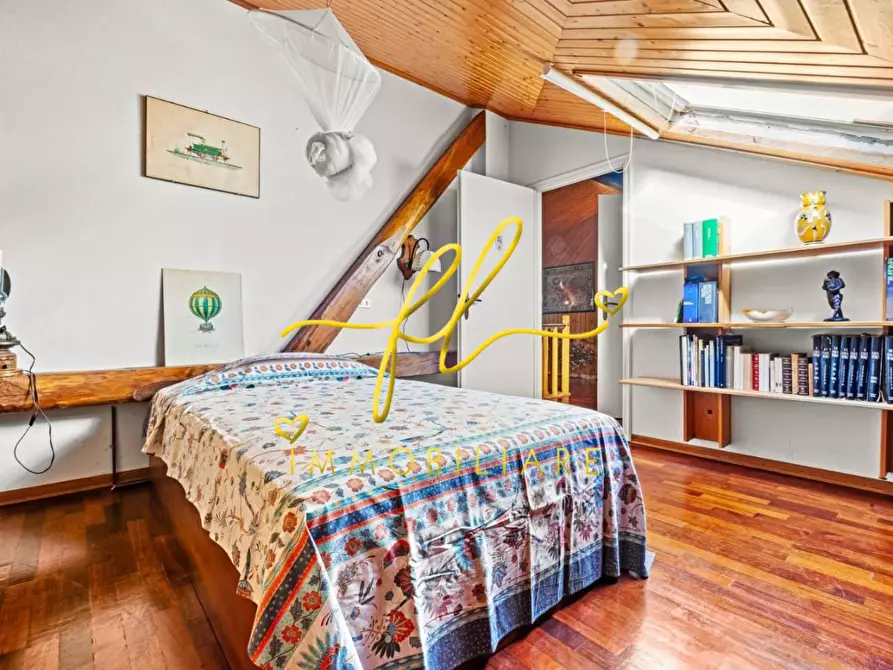 Immagine 21 di Villa in vendita  a Castelnuovo Magra