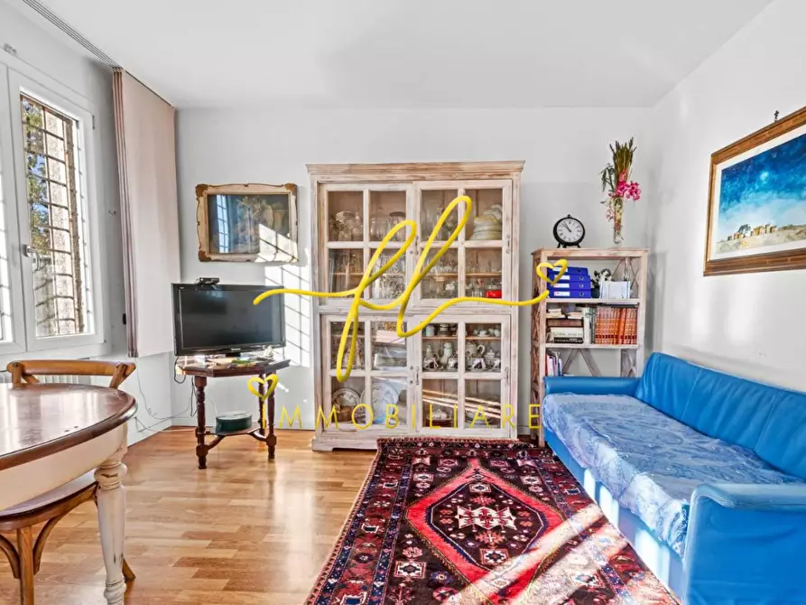 Immagine 5 di Villa in vendita  a Castelnuovo Magra