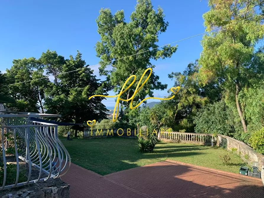 Immagine 42 di Villa in vendita  a Castelnuovo Magra