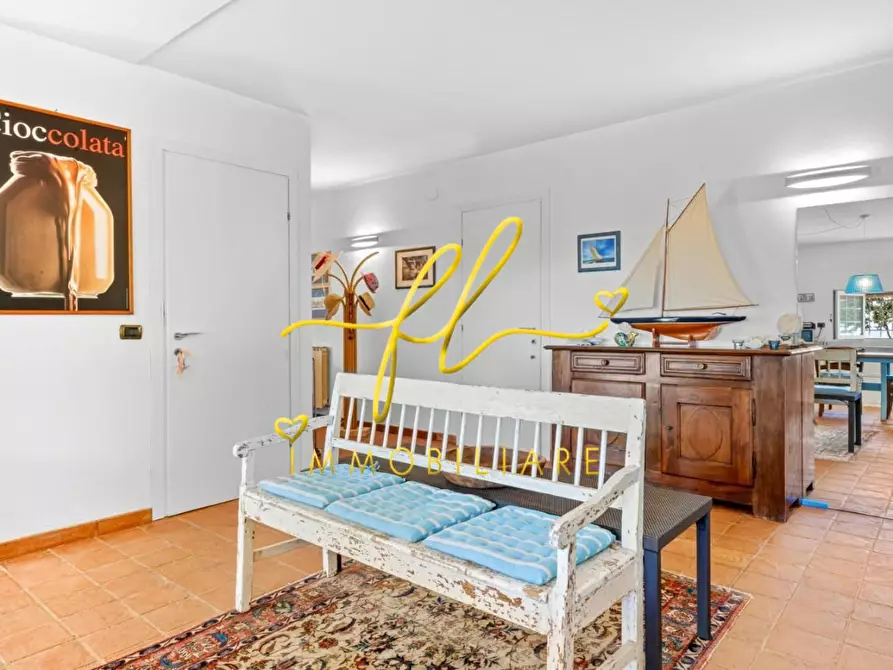Immagine 6 di Villa in vendita  a Castelnuovo Magra
