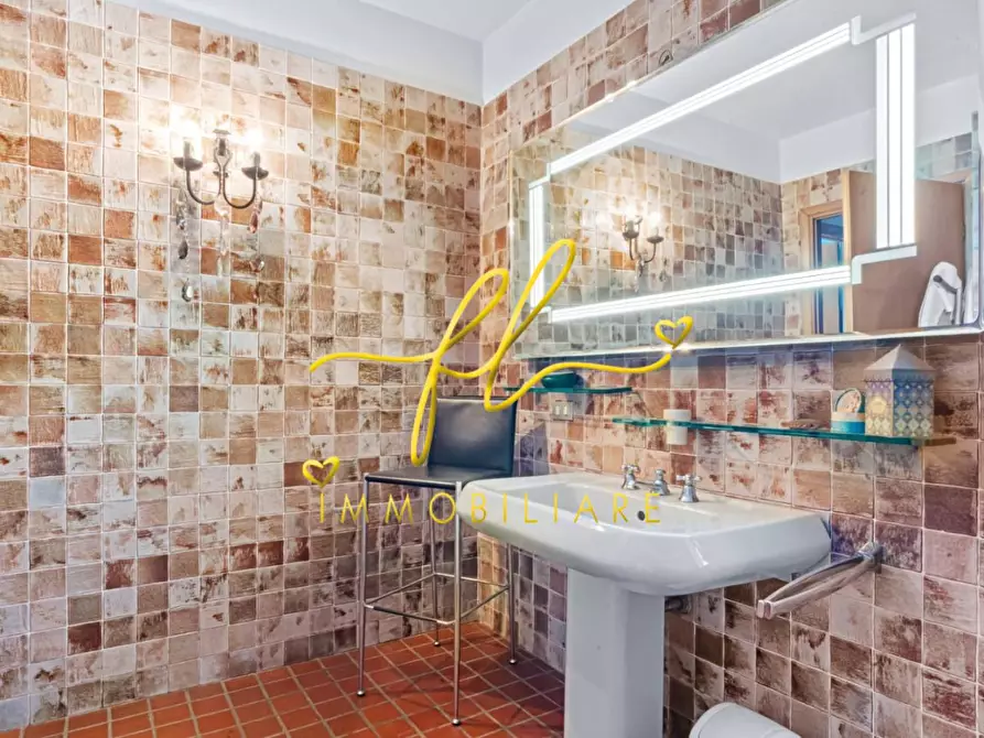 Immagine 32 di Villa in vendita  a Castelnuovo Magra