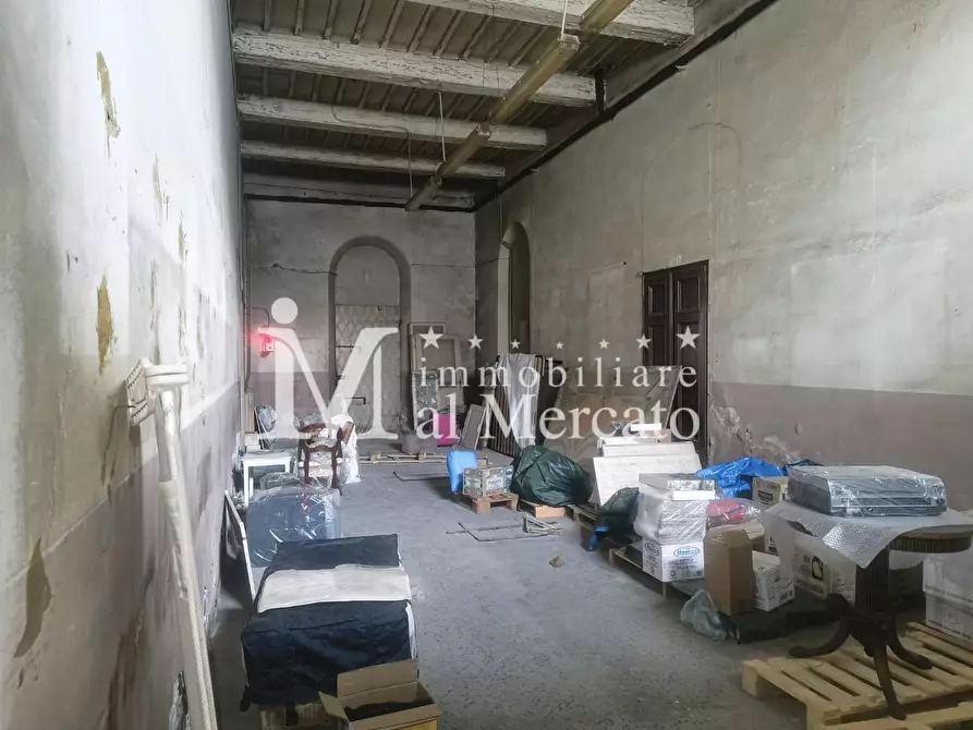Immagine 7 di Locale commerciale in vendita  a Lucca