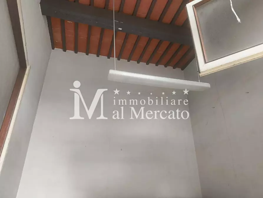 Immagine 10 di Locale commerciale in vendita  a Lucca