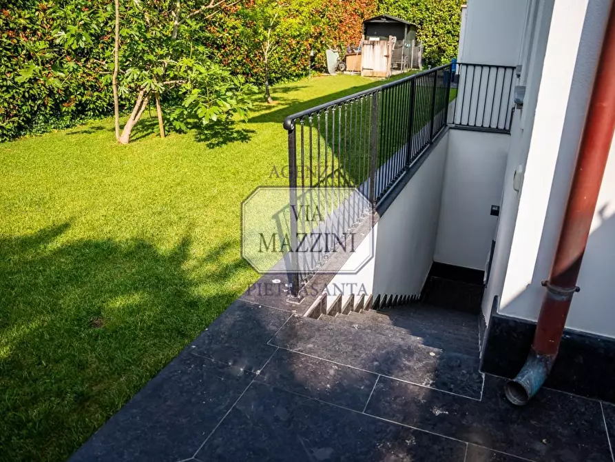 Immagine 21 di Villa in vendita  a Pietrasanta