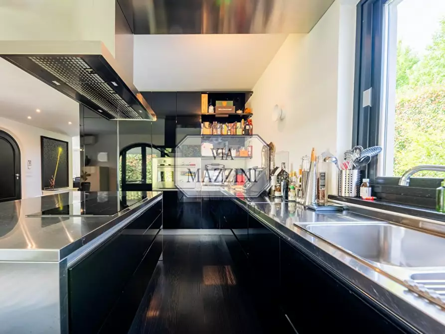 Immagine 22 di Villa in vendita  a Pietrasanta