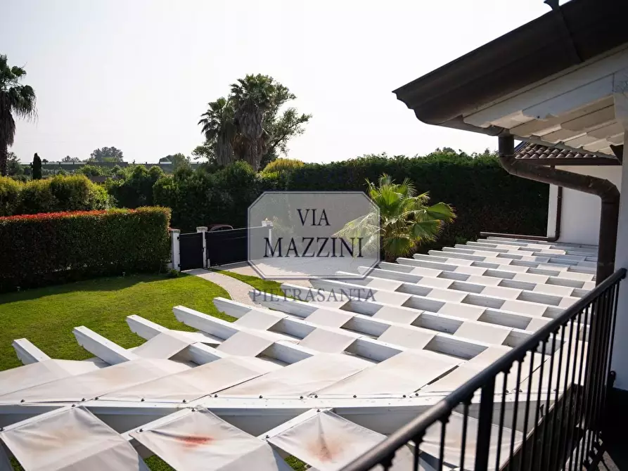 Immagine 18 di Villa in vendita  a Pietrasanta