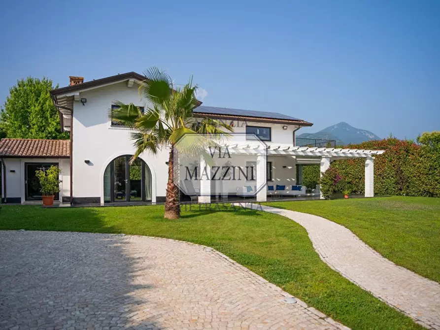 Immagine 2 di Villa in vendita  a Pietrasanta
