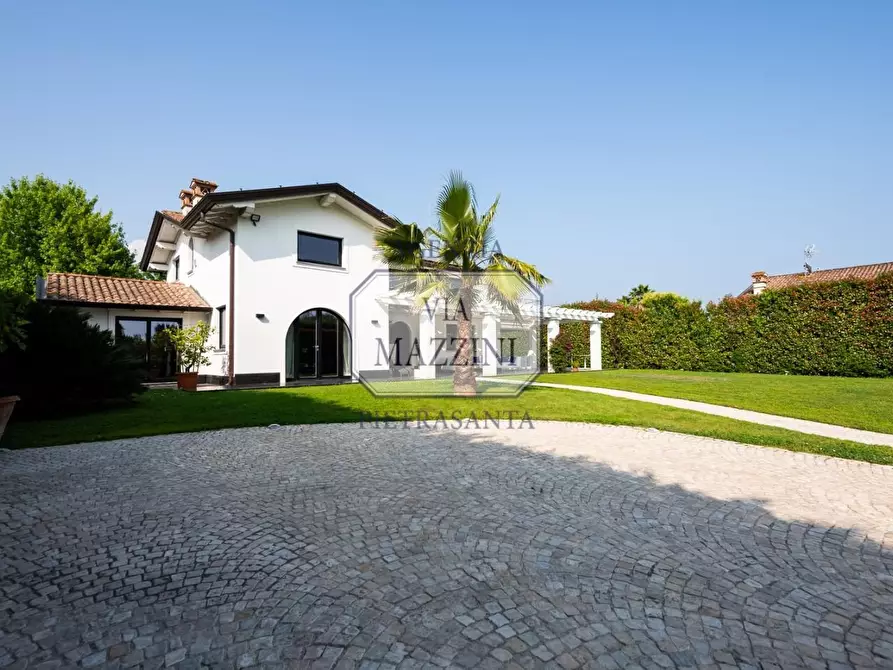Immagine 3 di Villa in vendita  a Pietrasanta