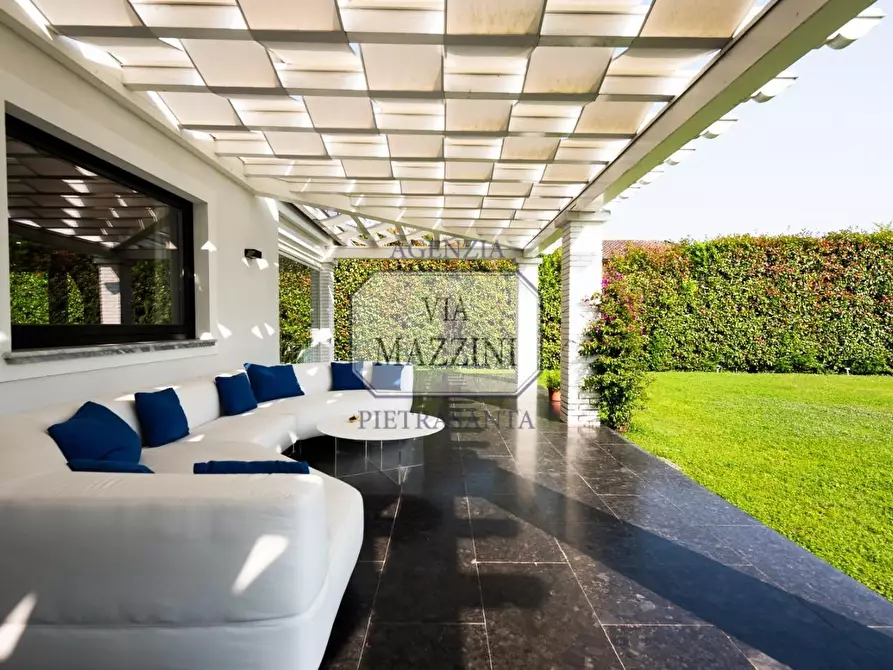 Immagine 12 di Villa in vendita  a Pietrasanta