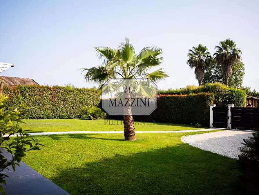 Immagine 8 di Villa in vendita  a Pietrasanta