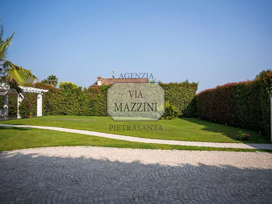 Immagine 9 di Villa in vendita  a Pietrasanta