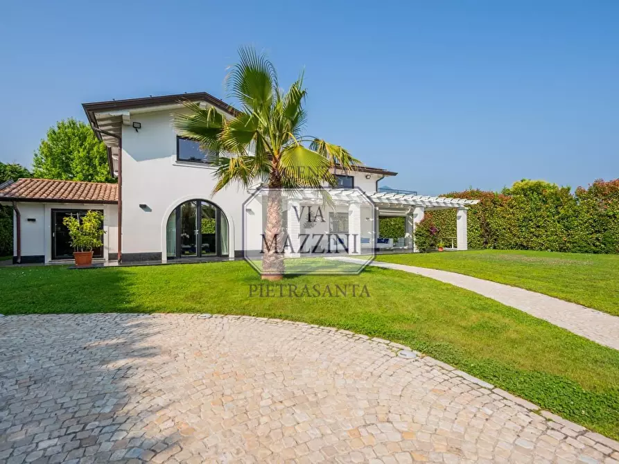 Immagine 7 di Villa in vendita  a Pietrasanta