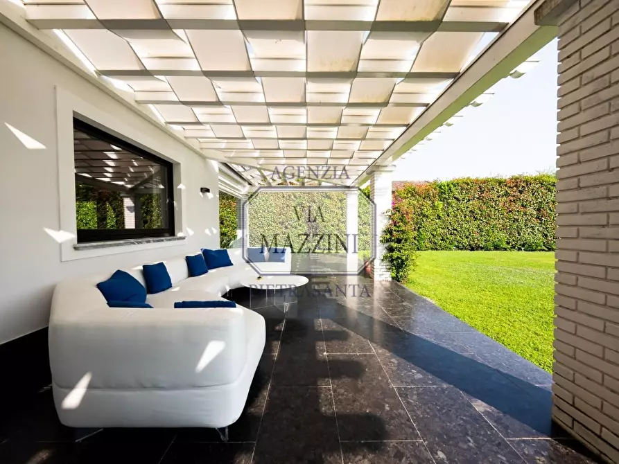 Immagine 13 di Villa in vendita  a Pietrasanta