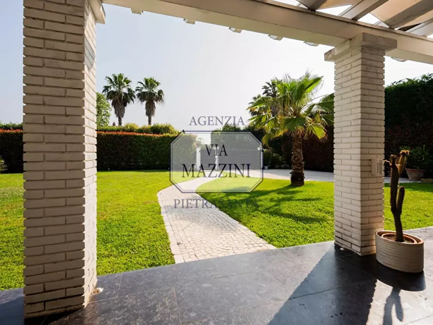 Immagine 17 di Villa in vendita  a Pietrasanta