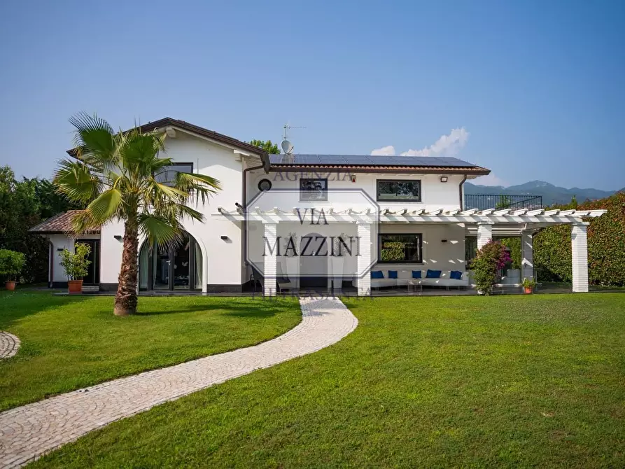 Immagine 1 di Villa in vendita  a Pietrasanta
