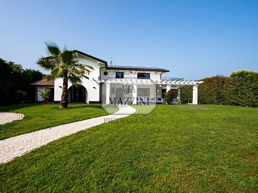 Immagine 5 di Villa in vendita  a Pietrasanta