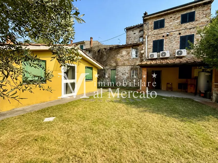 Immagine 1 di Terratetto in vendita  a Lucca
