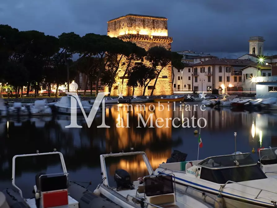 Immagine 10 di Appartamento in vendita  a Viareggio
