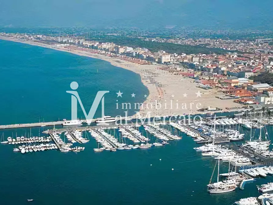 Immagine 12 di Appartamento in vendita  a Viareggio