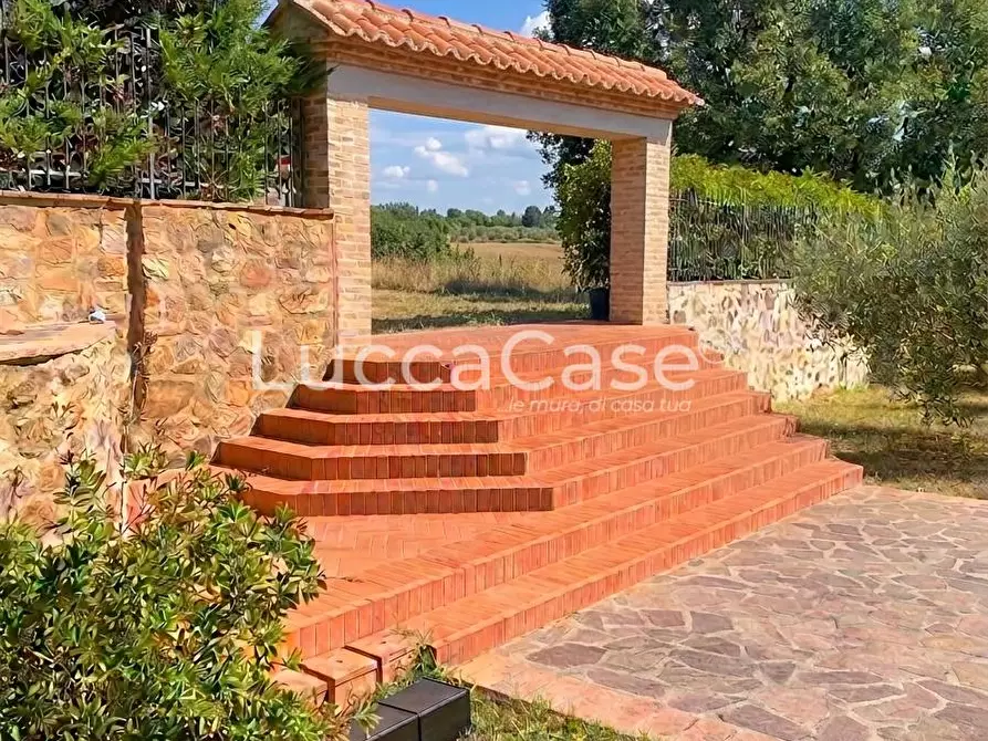 Immagine 1 di Villa in vendita  a Monticiano