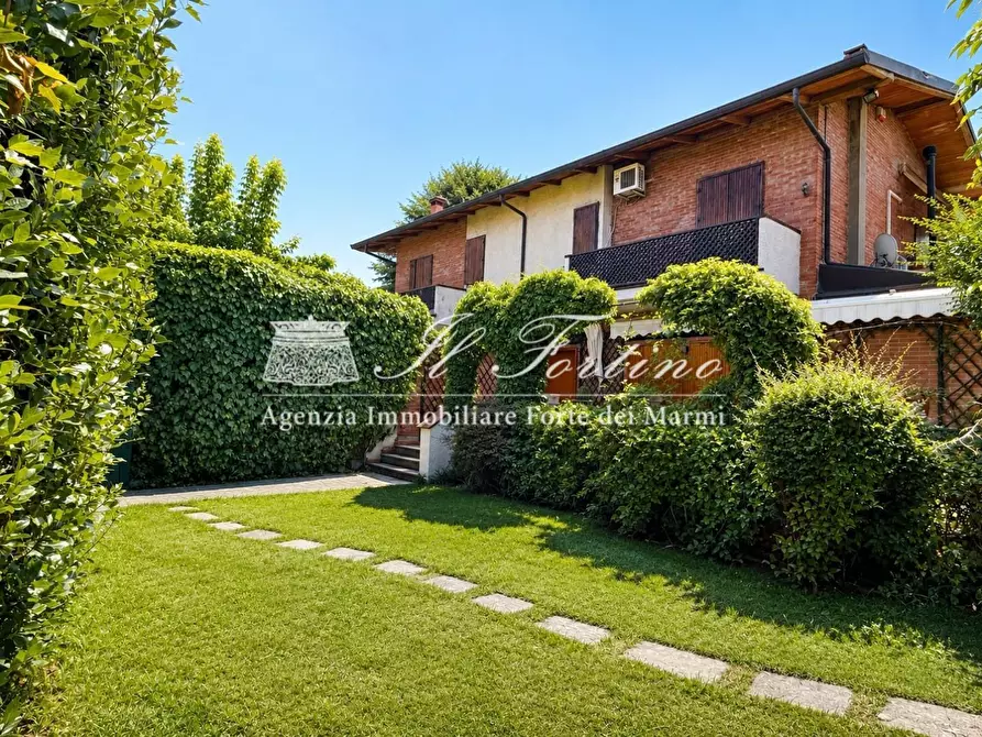 Immagine 2 di Casa bifamiliare in vendita  a Forte Dei Marmi