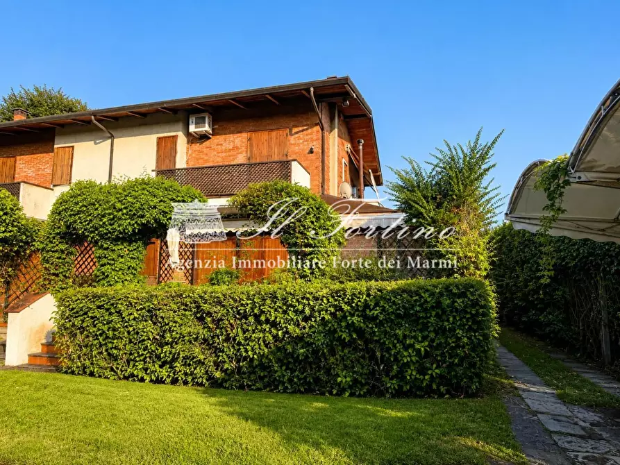 Immagine 1 di Casa bifamiliare in vendita  a Forte Dei Marmi