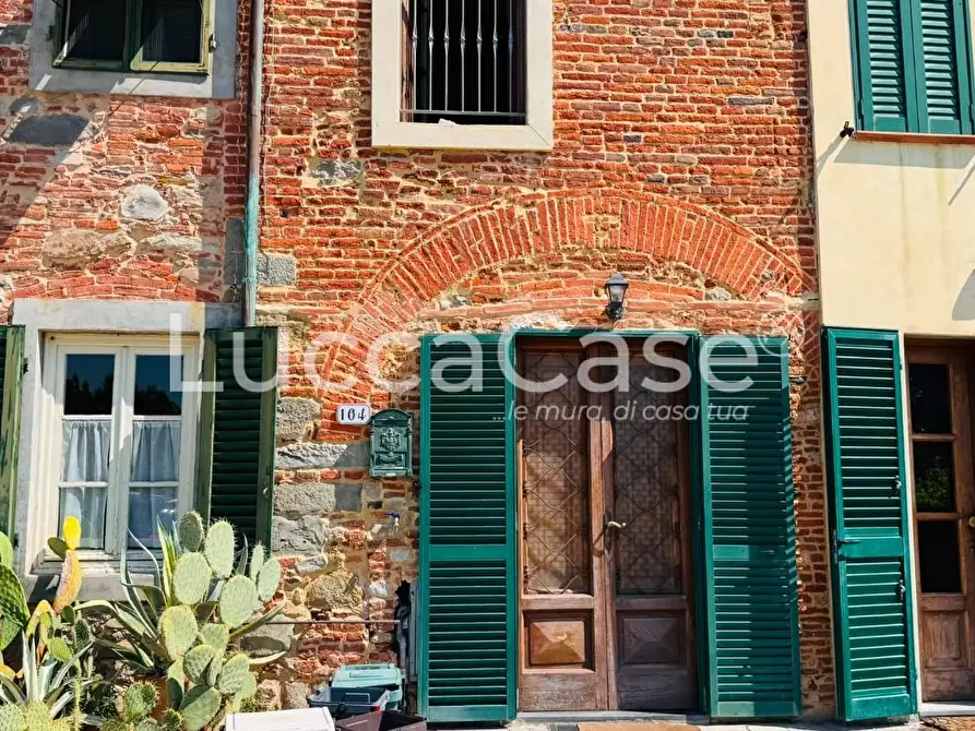 Immagine 13 di Casa colonica in vendita  a Lucca