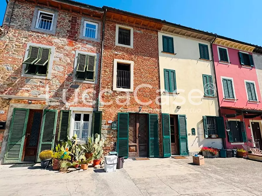 Immagine 14 di Casa colonica in vendita  a Lucca