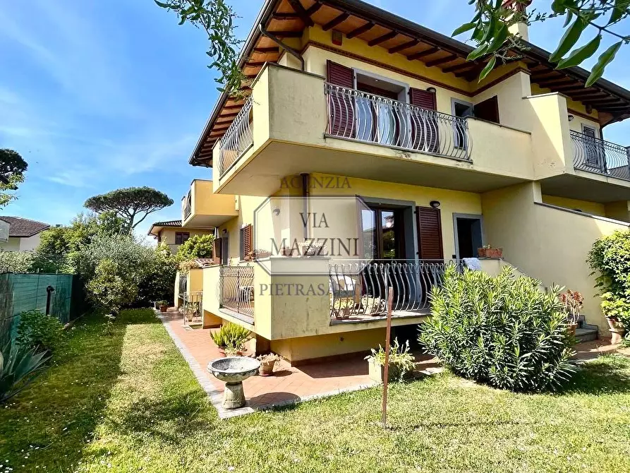 Immagine 1 di Casa bifamiliare in vendita  a Pietrasanta