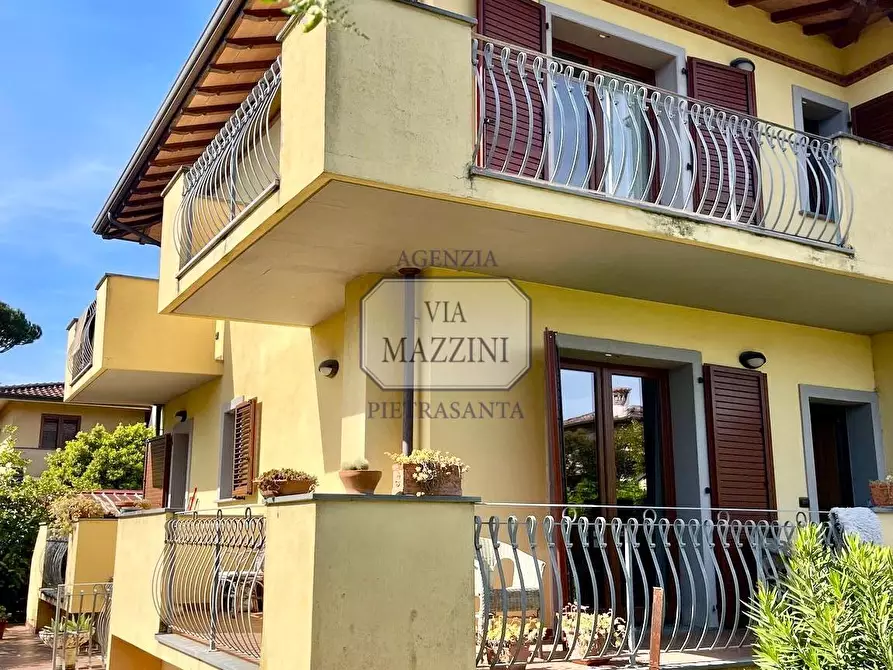 Immagine 11 di Casa bifamiliare in vendita  a Pietrasanta