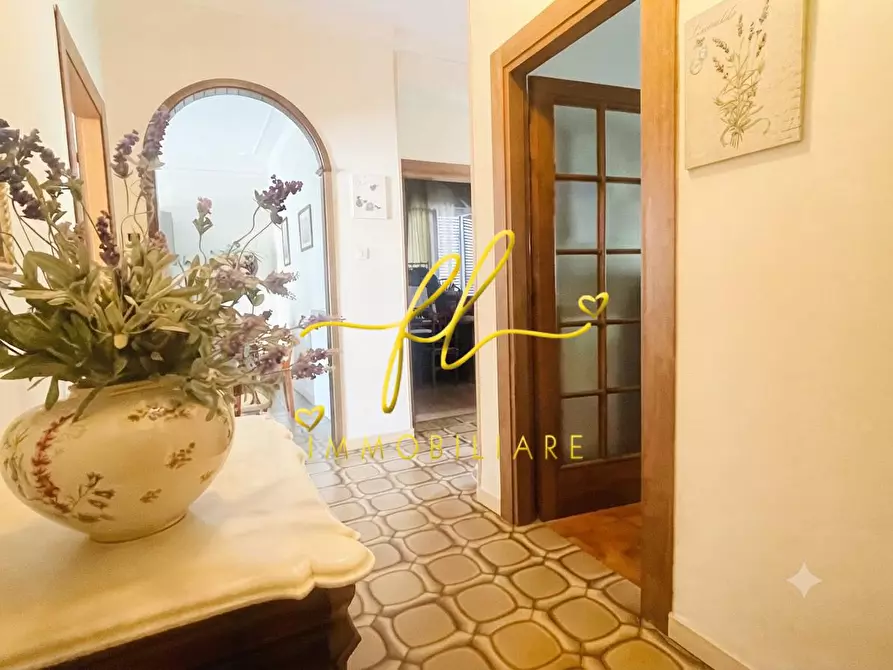 Immagine 1 di Appartamento in vendita  a Carrara