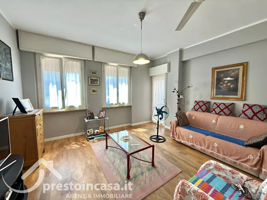Immagine 2 di Appartamento in vendita  a Viareggio