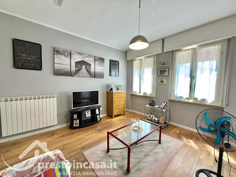 Immagine 1 di Appartamento in vendita  a Viareggio