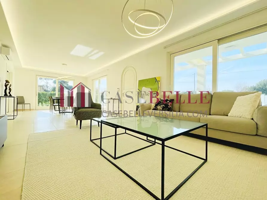 Immagine 1 di Villa in vendita  a Pietrasanta
