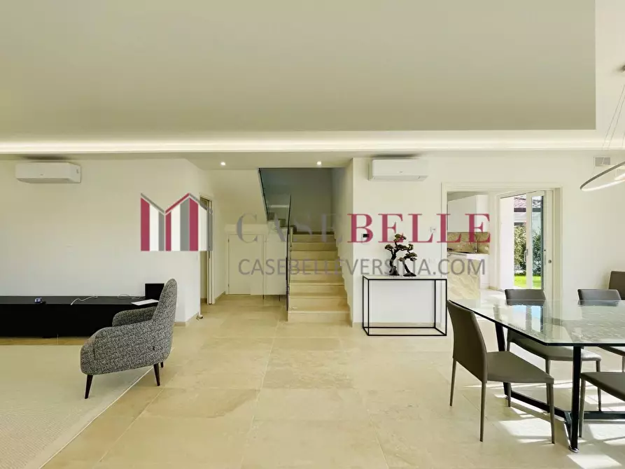 Immagine 2 di Villa in vendita  a Pietrasanta