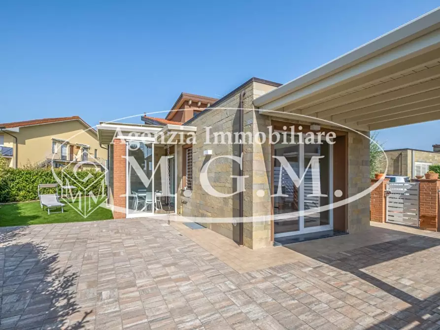 Immagine 11 di Villa in vendita  a Calcinaia