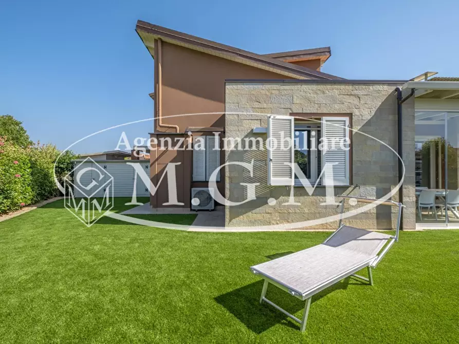 Immagine 1 di Villa in vendita  a Calcinaia