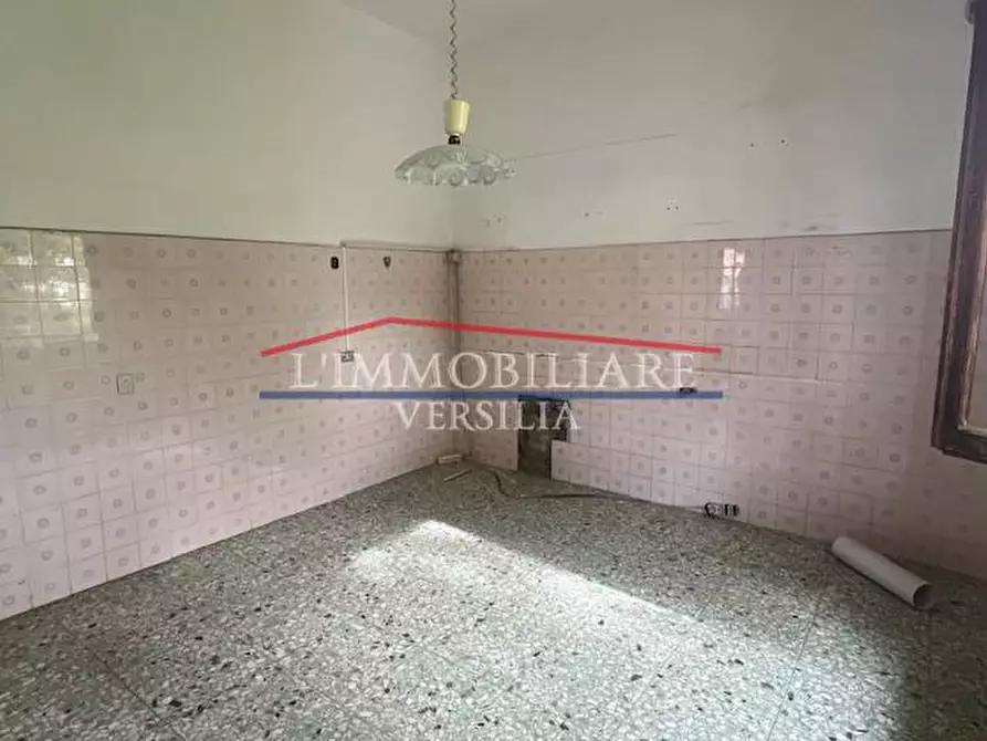 Immagine 17 di Villa in vendita  a Massa