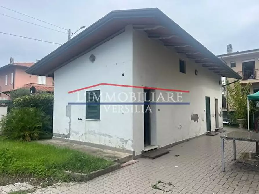 Immagine 41 di Villa in vendita  a Massa