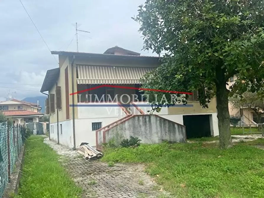 Immagine 5 di Villa in vendita  a Massa