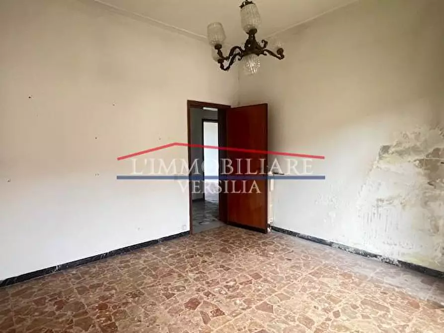 Immagine 27 di Villa in vendita  a Massa