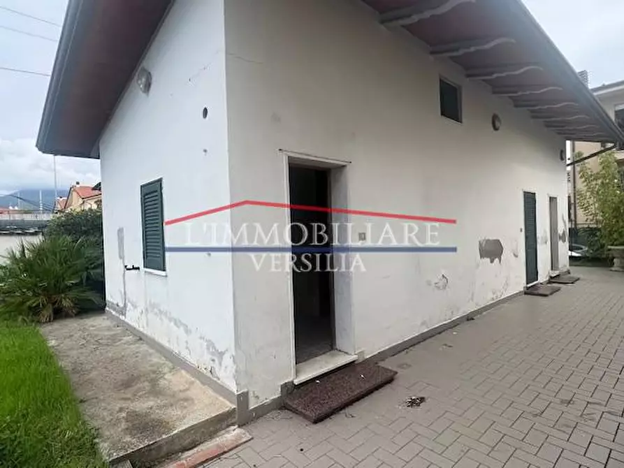 Immagine 43 di Villa in vendita  a Massa