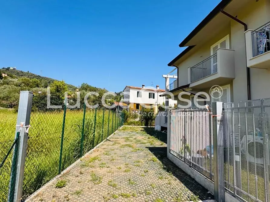 Immagine 1 di Casa bifamiliare in vendita  a Camaiore