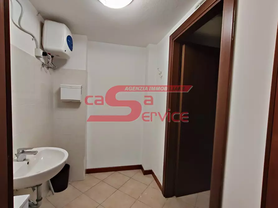 Immagine 5 di Locale commerciale in affitto  a Massa E Cozzile