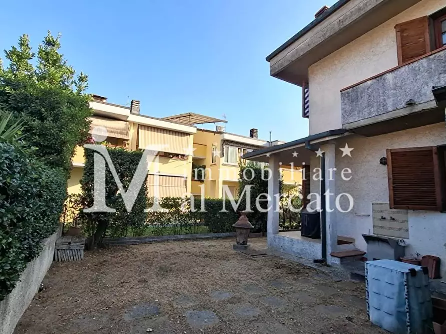 Immagine 2 di Villetta a schiera in vendita  a Viareggio
