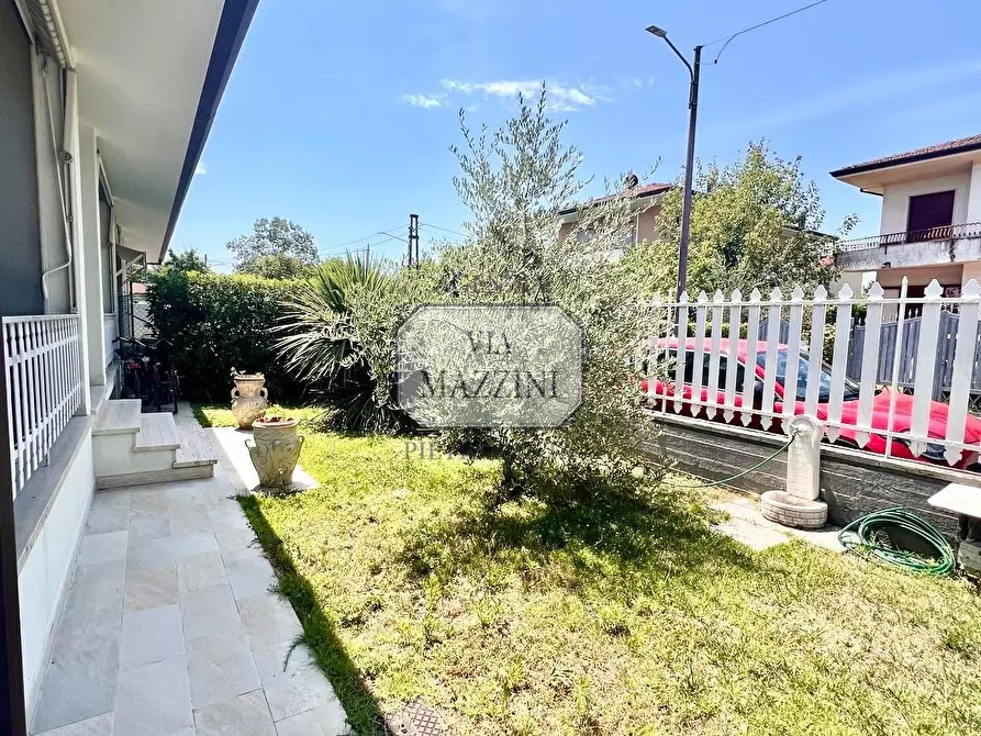 Immagine 13 di Casa bifamiliare in vendita  a Pietrasanta