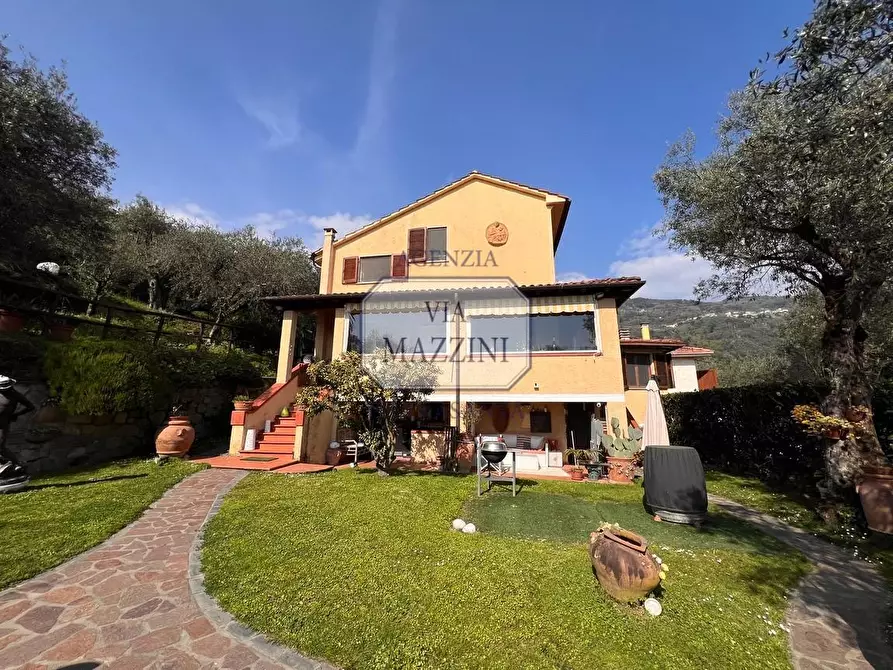 Immagine 1 di Casa bifamiliare in vendita  a Pietrasanta