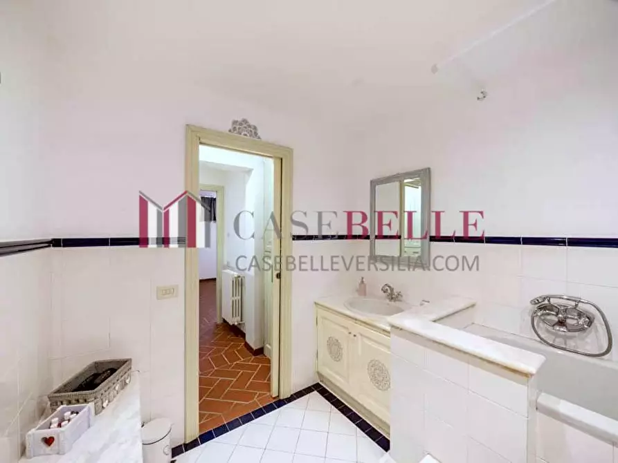 Immagine 26 di Villa in vendita  a Camaiore