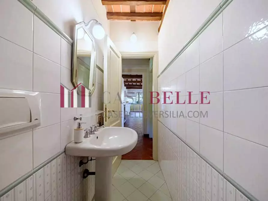 Immagine 11 di Villa in vendita  a Camaiore