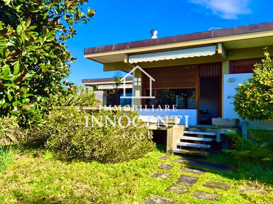 Immagine 1 di Villa in vendita  a Pietrasanta
